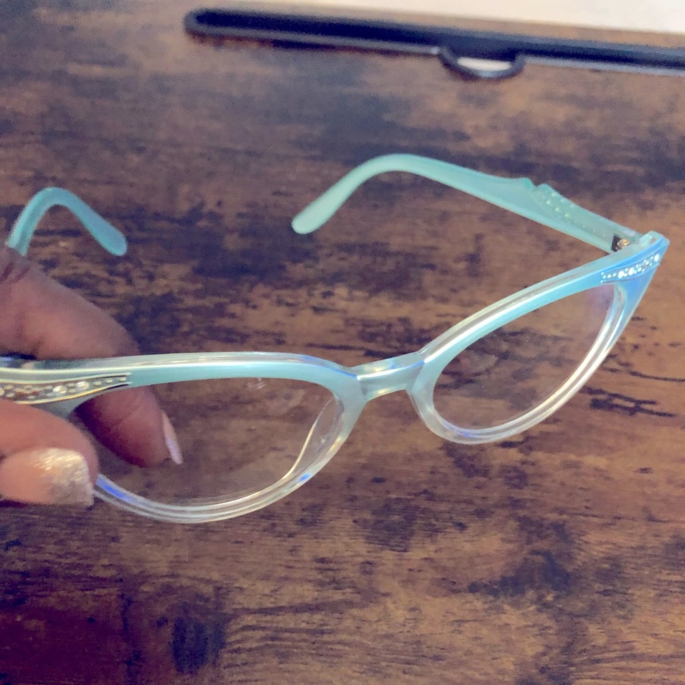 Cat-Eye Glasses Frames with replaceable lenses.